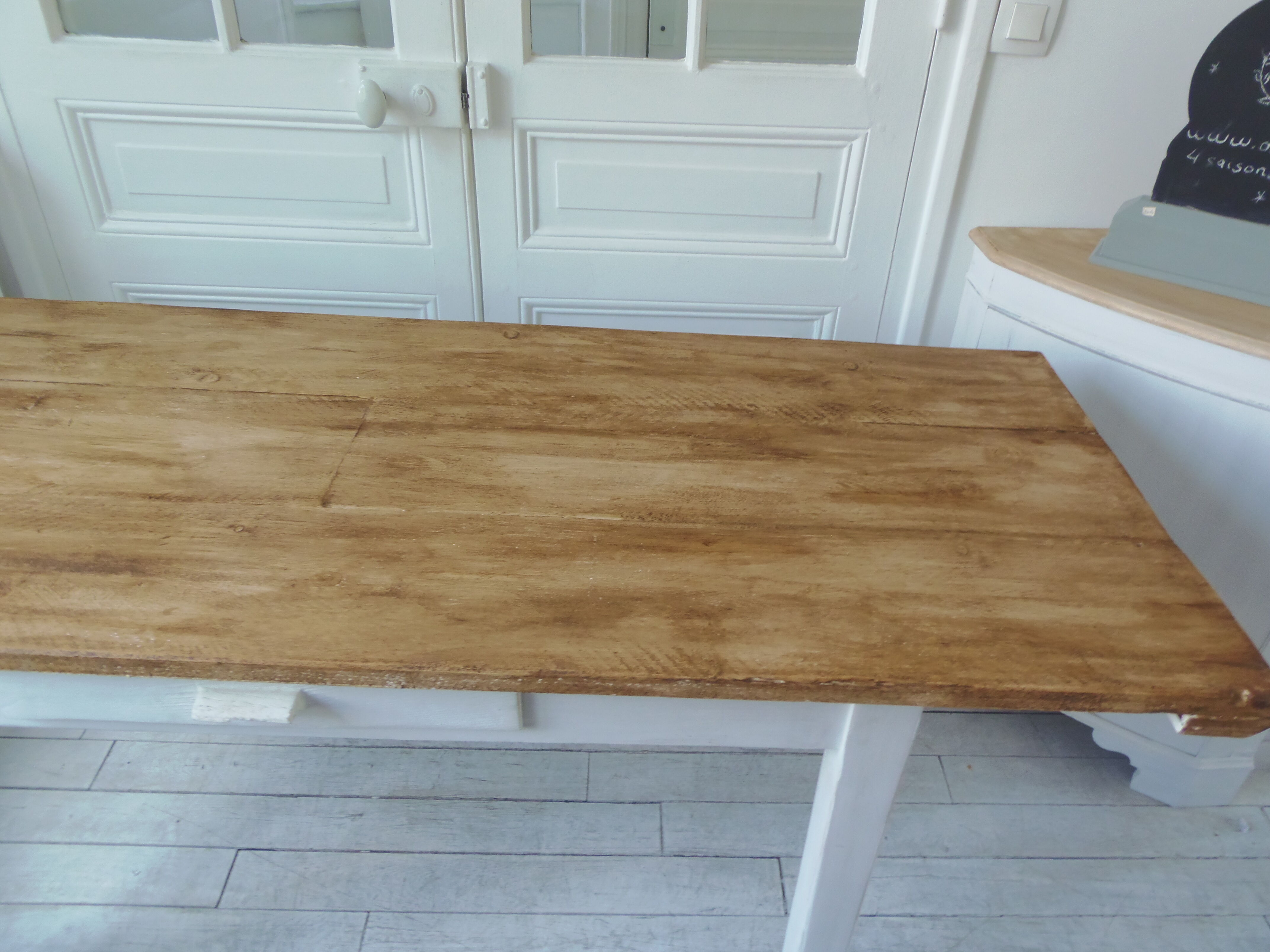 Farm table, leg and belt patinated pearl gray, waxed top medium oak.