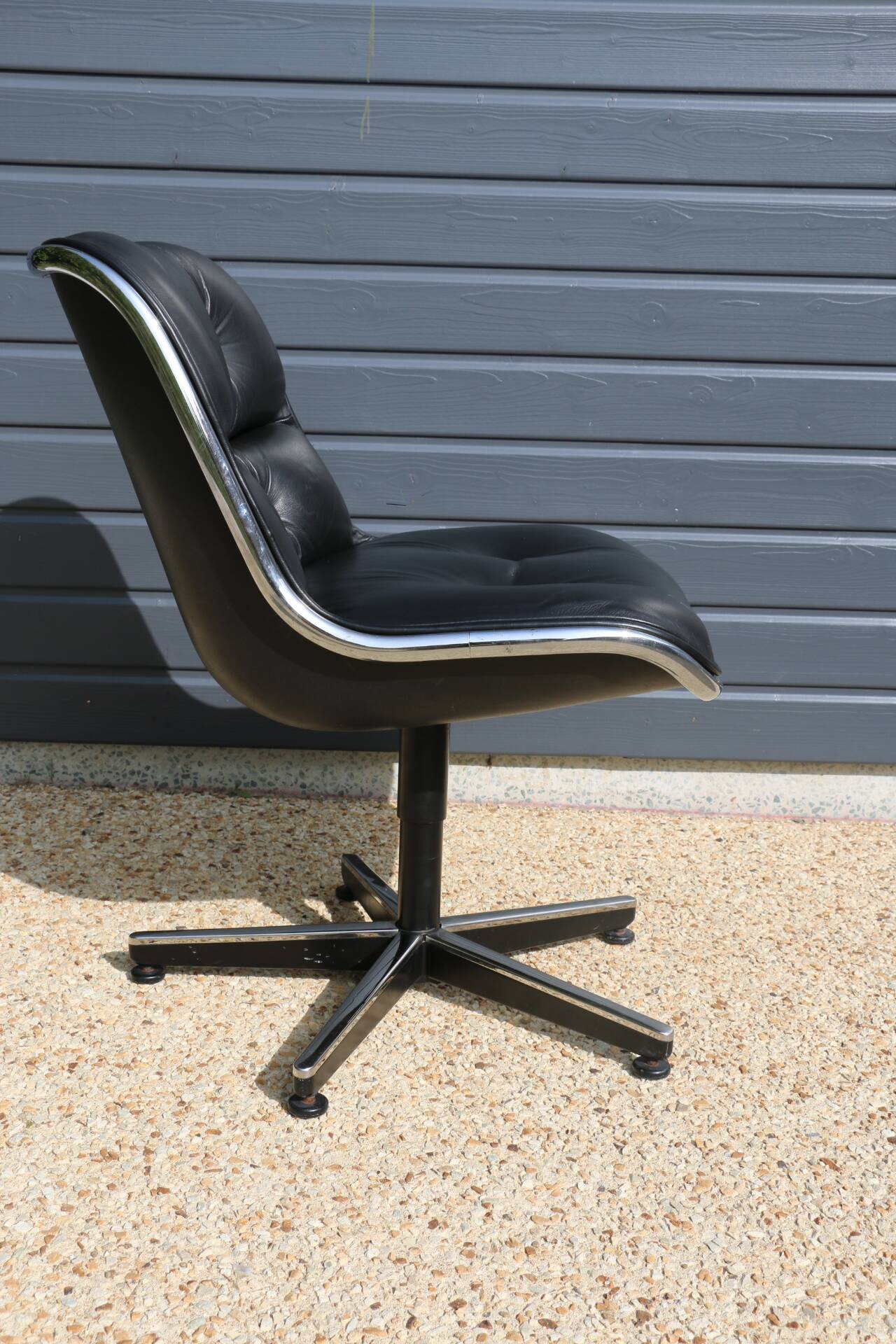 Pollock leather chair