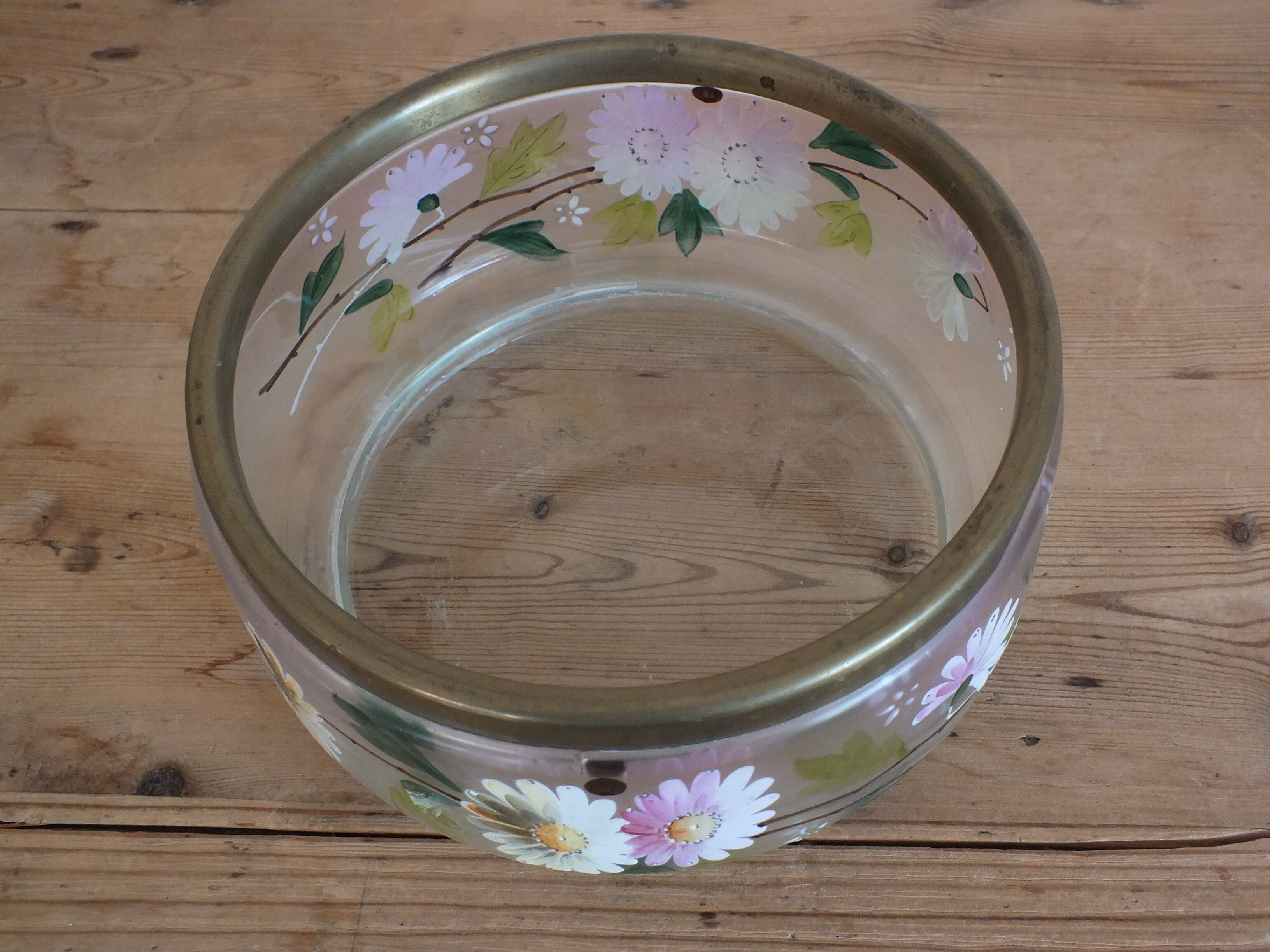 Saladier ancien en verre émaillé et cerclage laiton