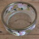 Saladier ancien en verre émaillé et cerclage laiton