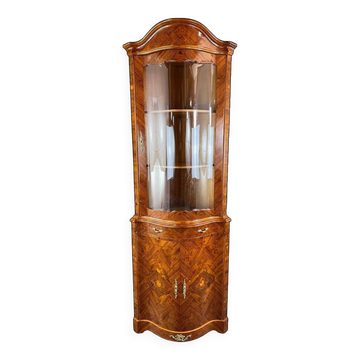 Vitrine d’angle en marqueterie, XXe Siècle