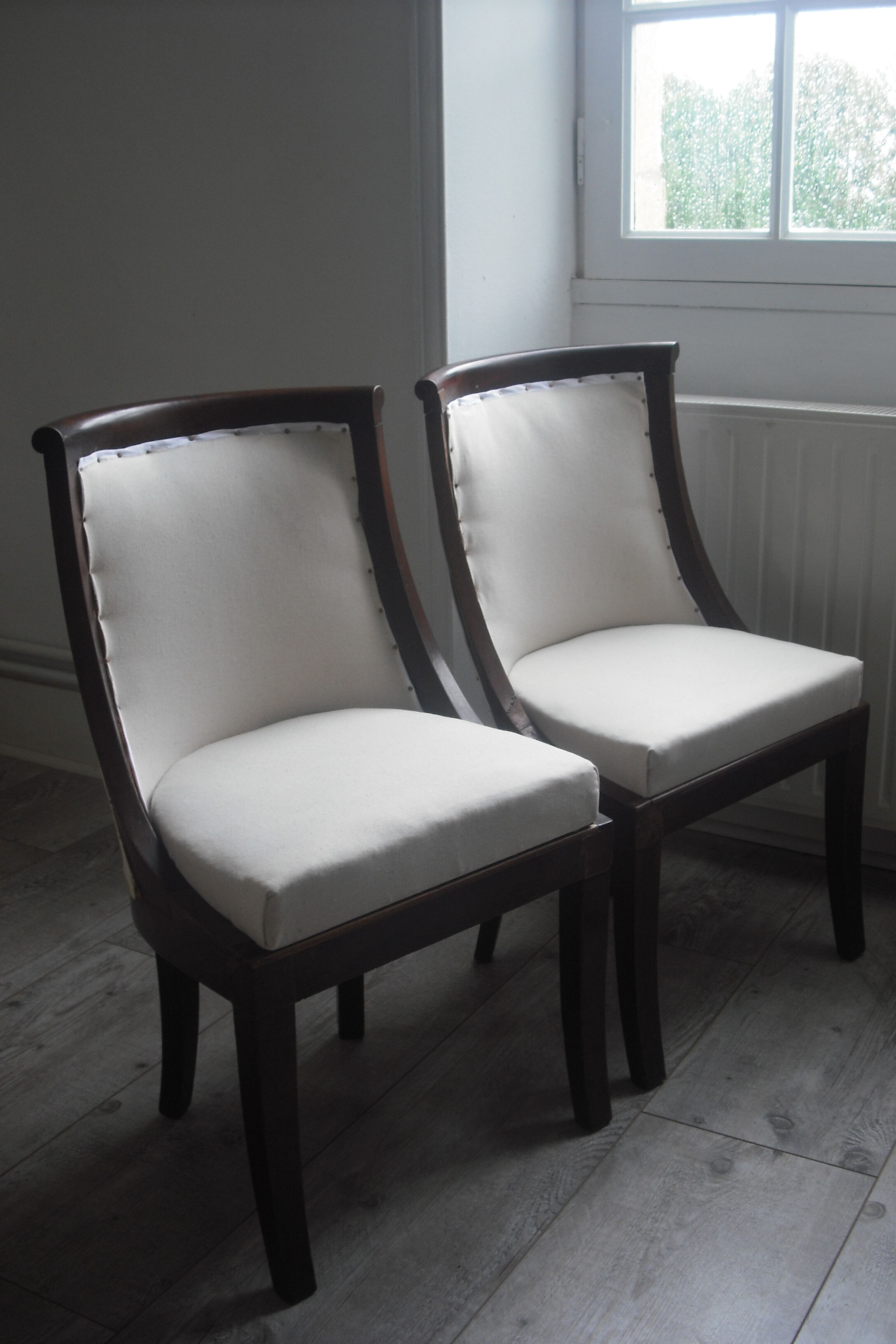 2 Trimmed armchairs