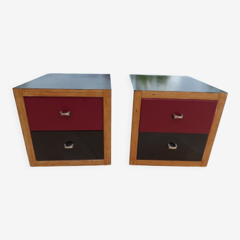 2 tables de nuits sur roulettes de couleur noir laqué à deux tiroirs