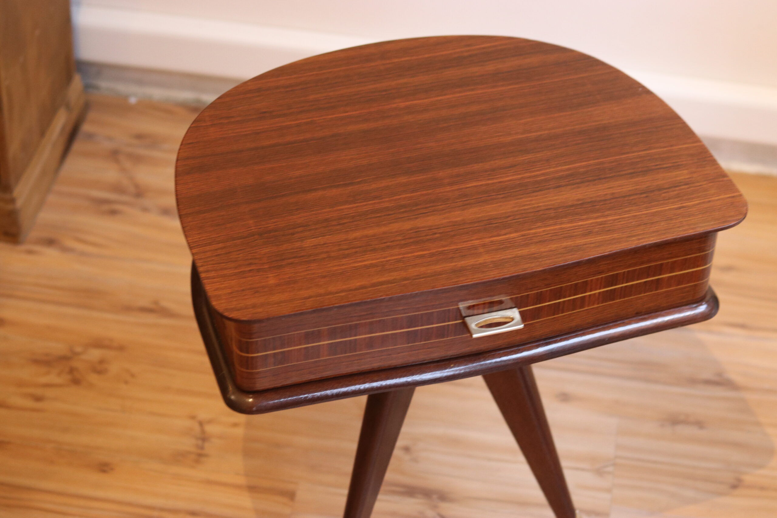 Table d’appoint 1950 en acajou et laiton