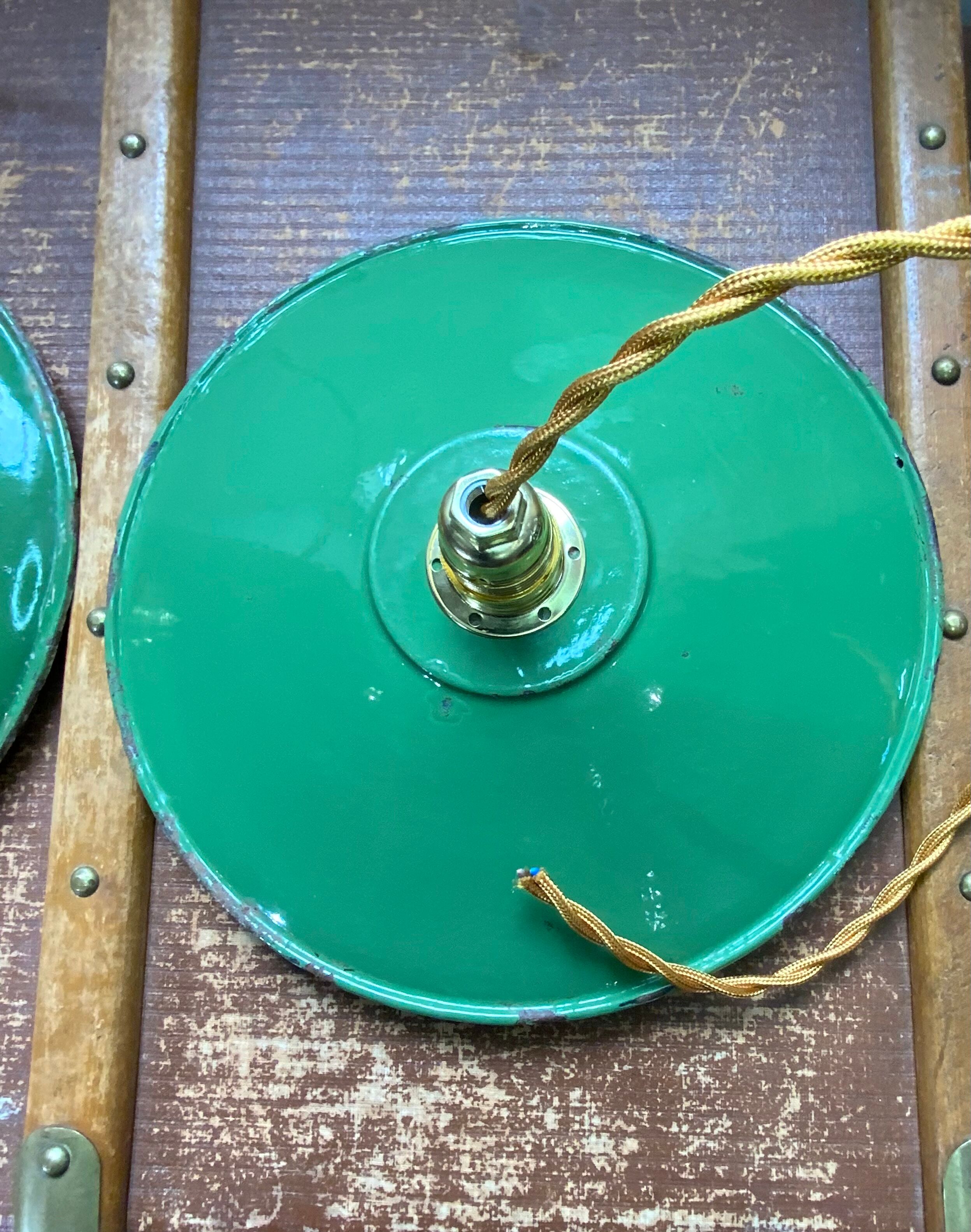 Pair of suspension in green and white enamelled sheet metal firm style indus braided golden threads