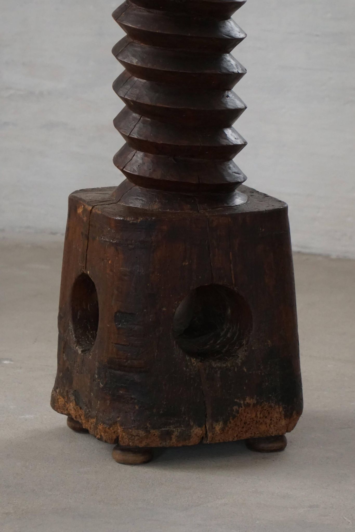 19th-century sculptural French wine press in solid wood / pedestal