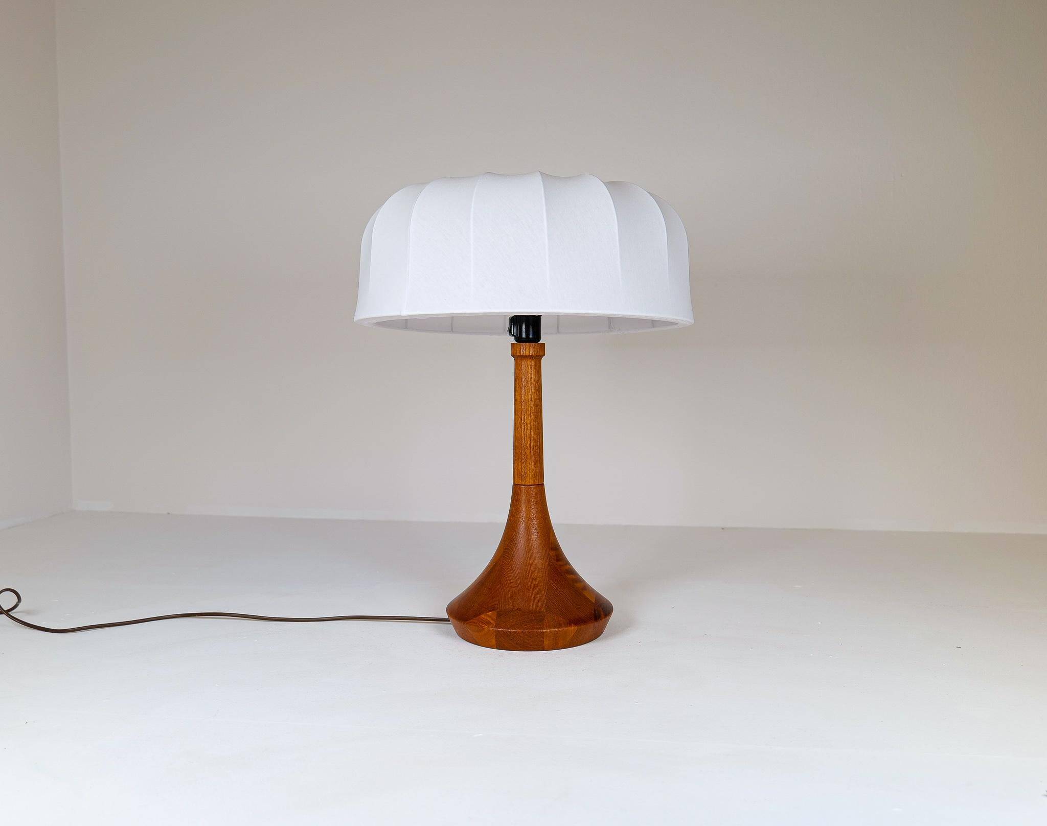 Mid-century table lamp in solid teak by Lisbeth Brams, Denmark, 1960s.