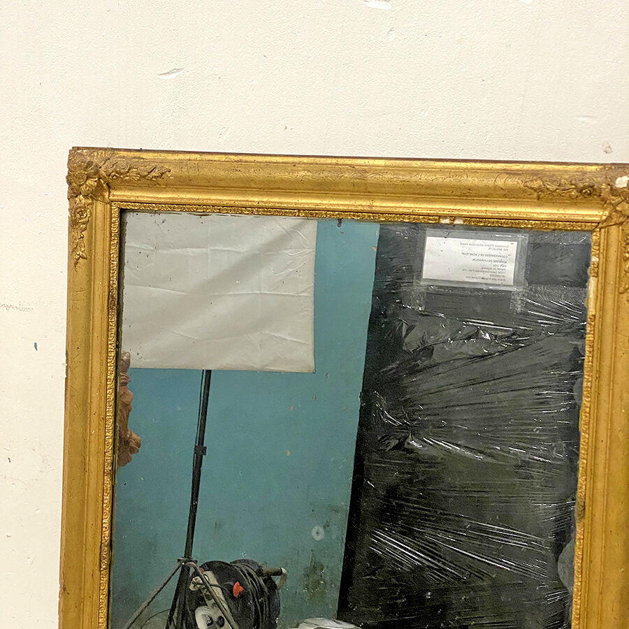 Miroir ancien en bois et stuc doré