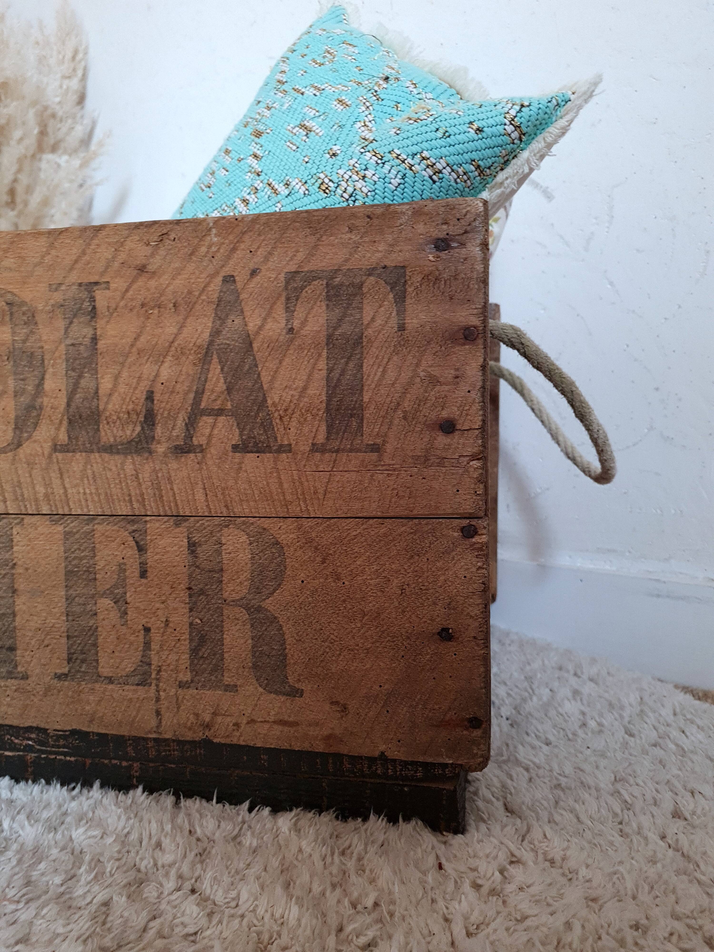 Old wooden box screen-printed Chocolate Menier