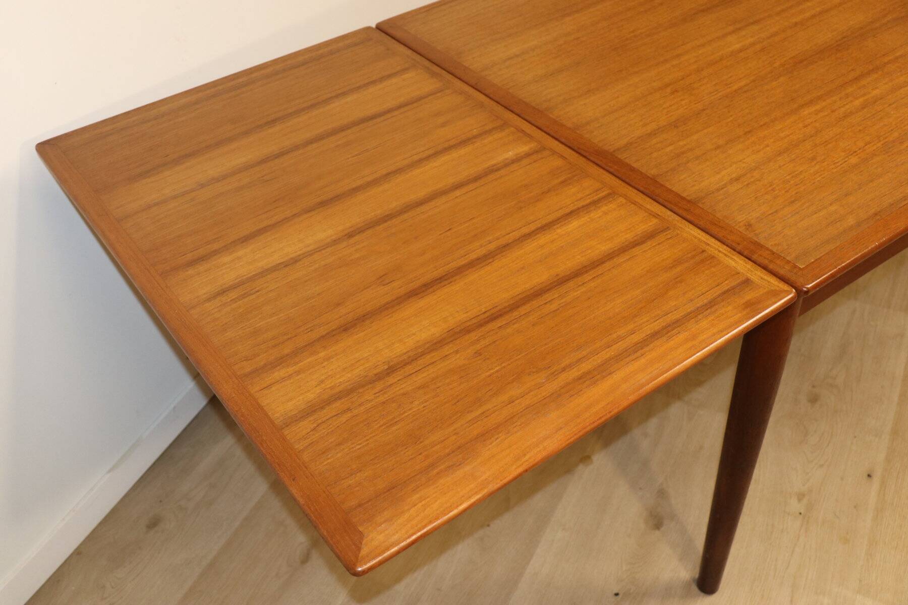Danish Scandinavian extendable dining table in teak, 1960.