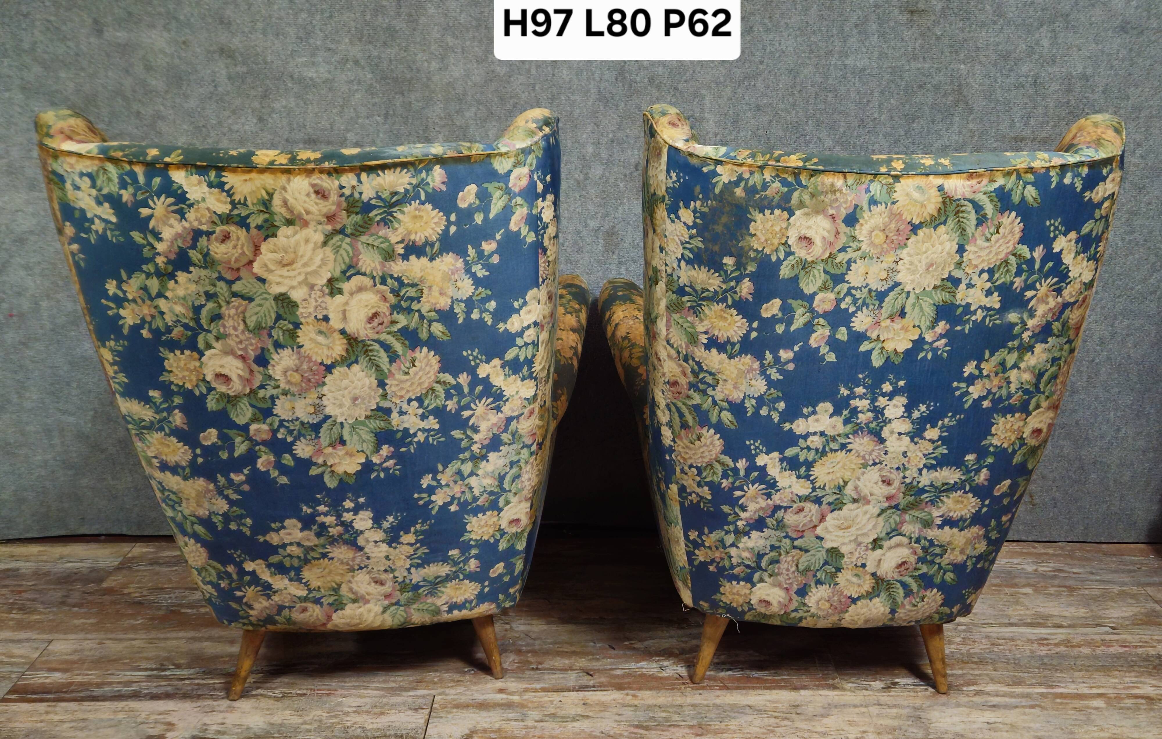Pair of vintage armchairs with enveloping backrest.