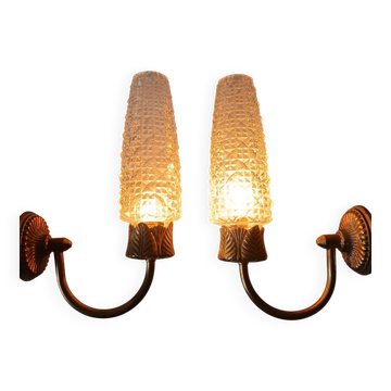 Pair of vintage wall lights from the 50s-60s in brass and pressed glass.