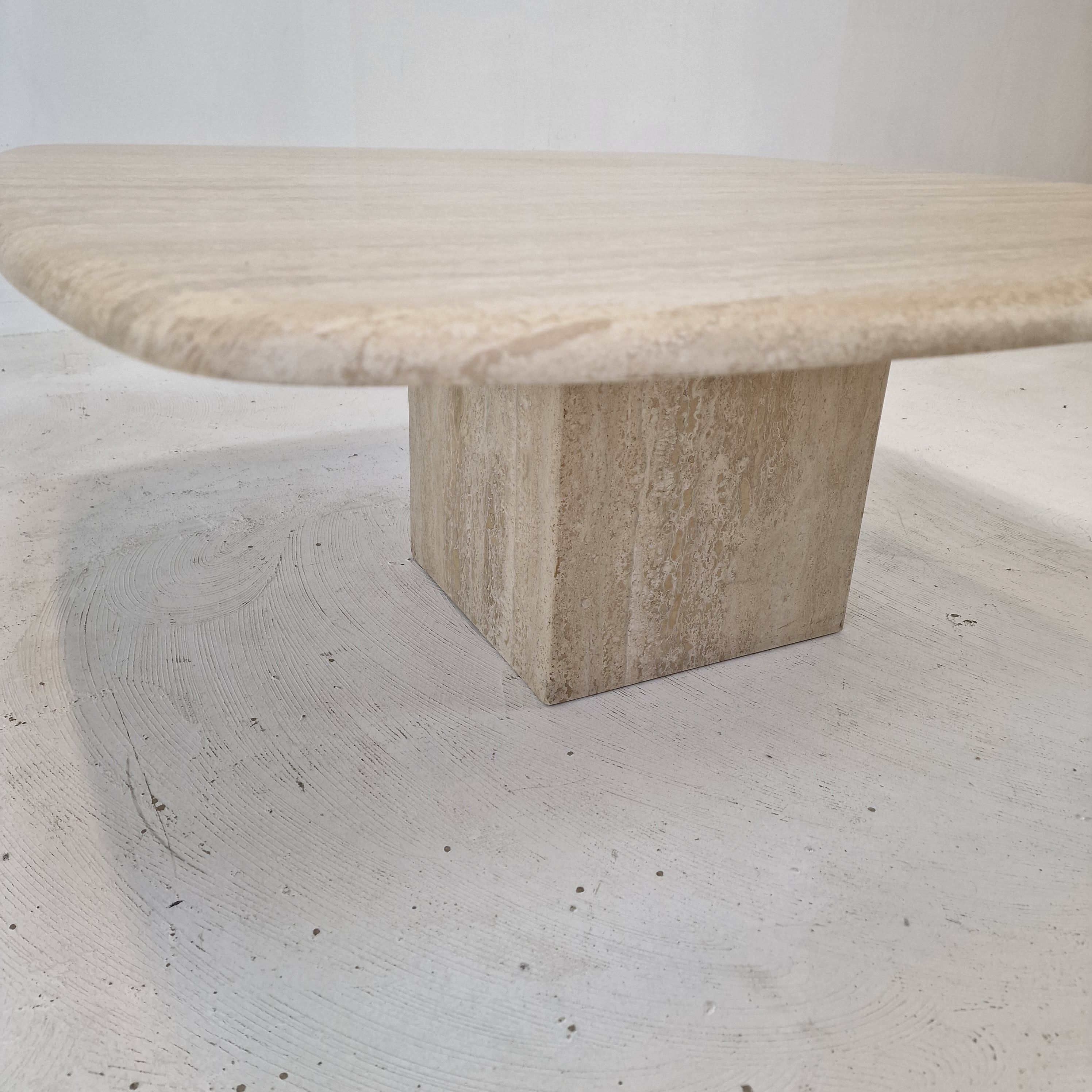 Italian coffee table in travertine 1980's