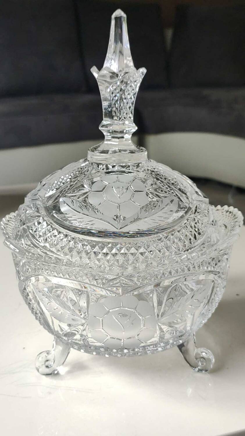 Large Bonbonniere/Drageoir in Bohemian crystal. Frosted floral motifs, diamond tip. Boho chic