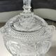 Bonbonnière, drageoir en cristal de bohème, décor de motifs floraux dépolis, pointe de diamant