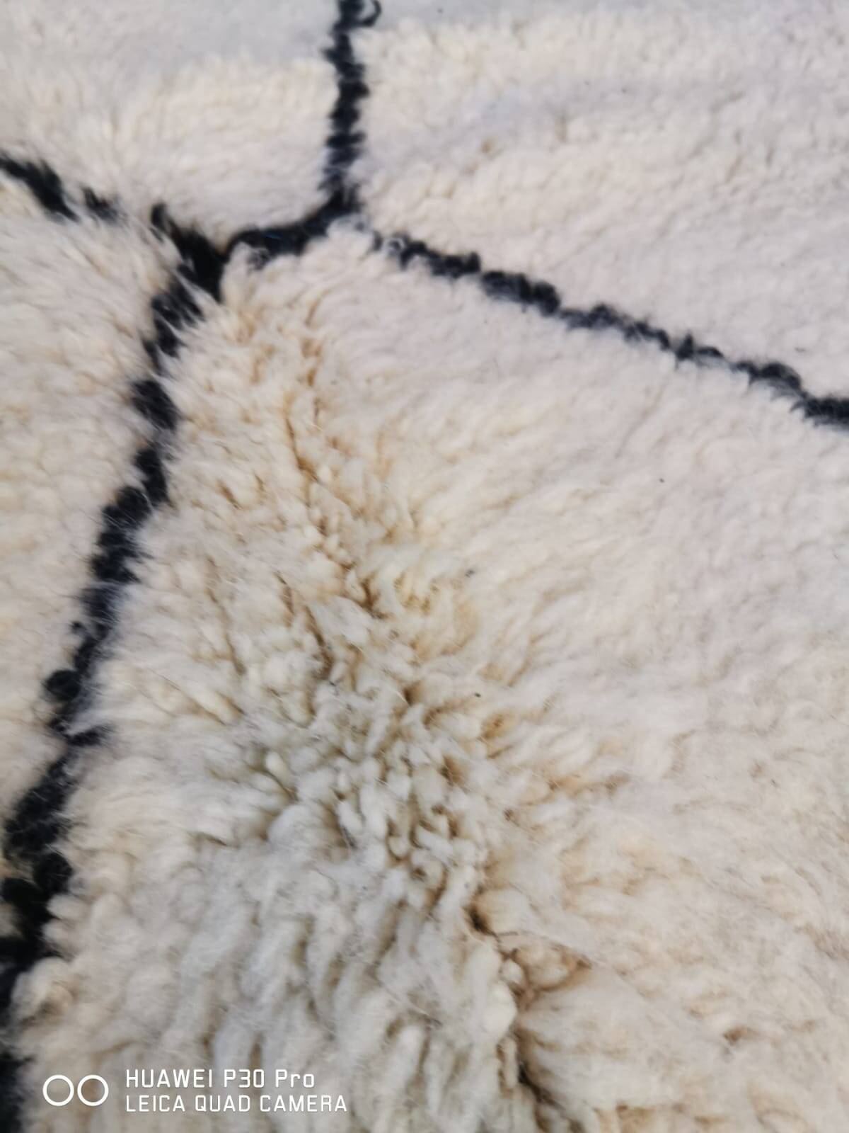 Authentique tapis berbère marocain écru et noir 3*2m