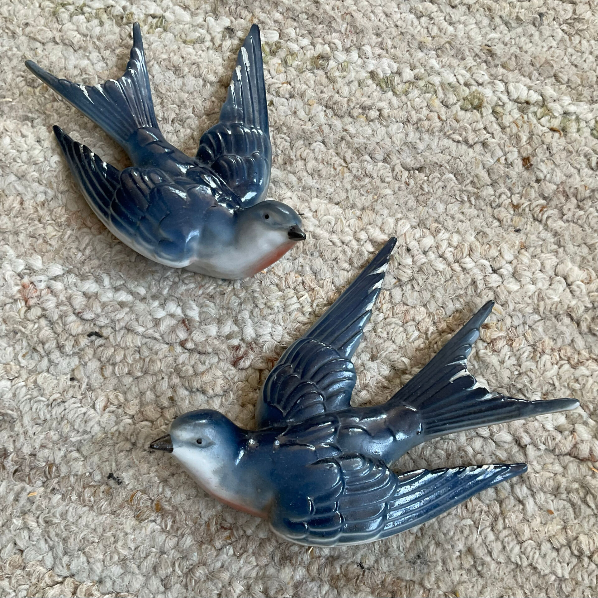 Old pair of porcelain birds for wall decoration.