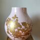 Vase en faïence rose pâle et doré