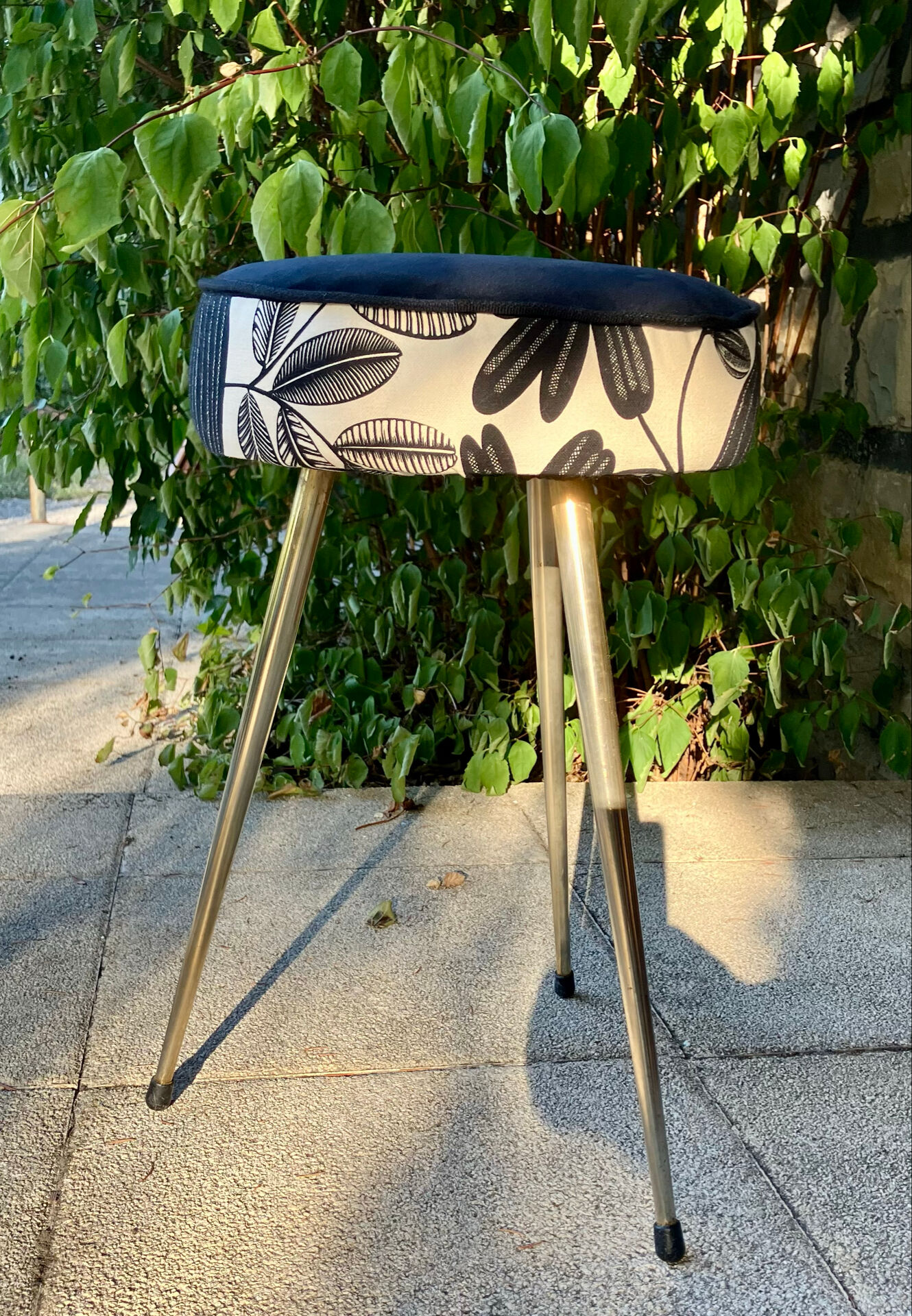 Tabouret tripode style Pelfran