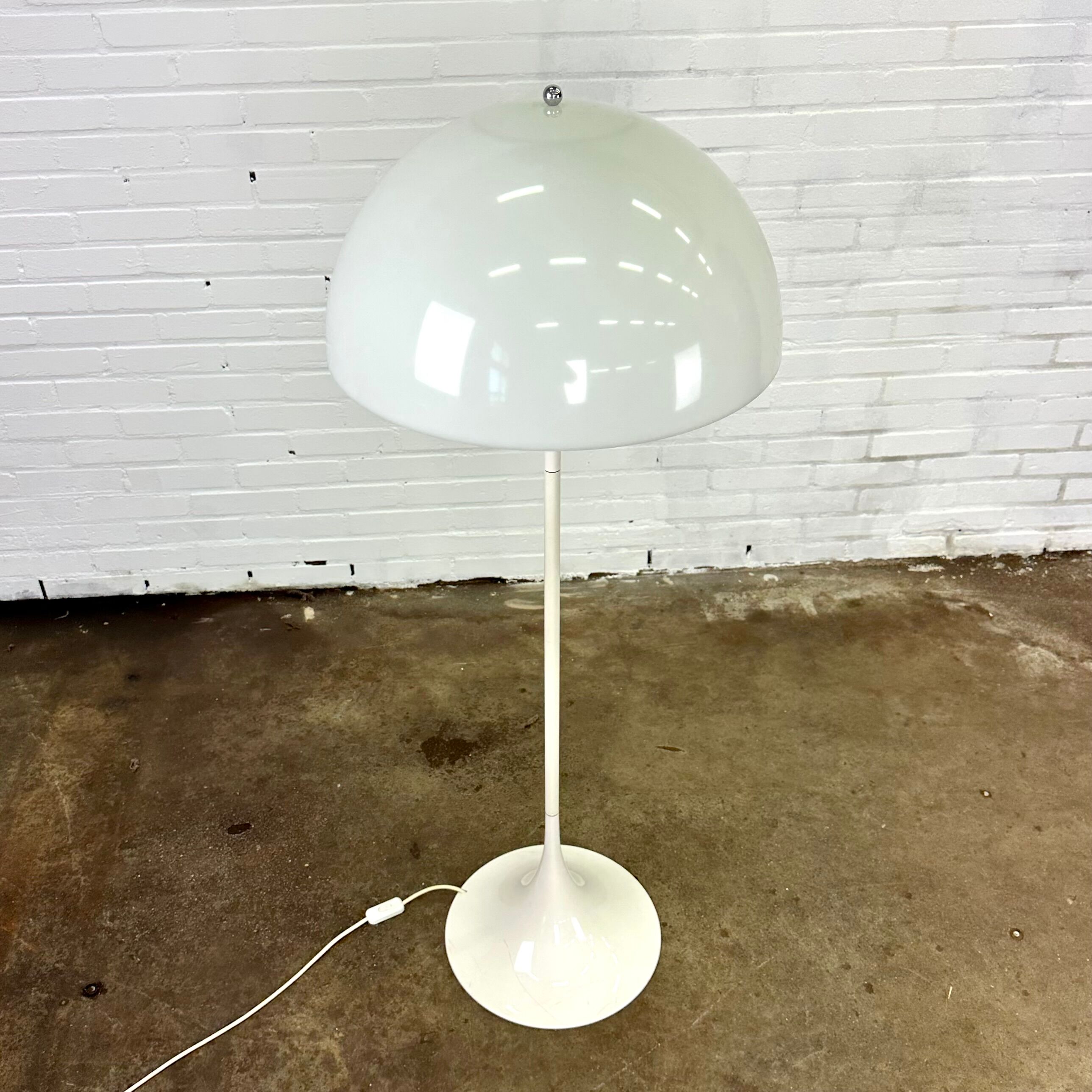 Lampadaire Panthella de Vener Panton, Louis Poulsen