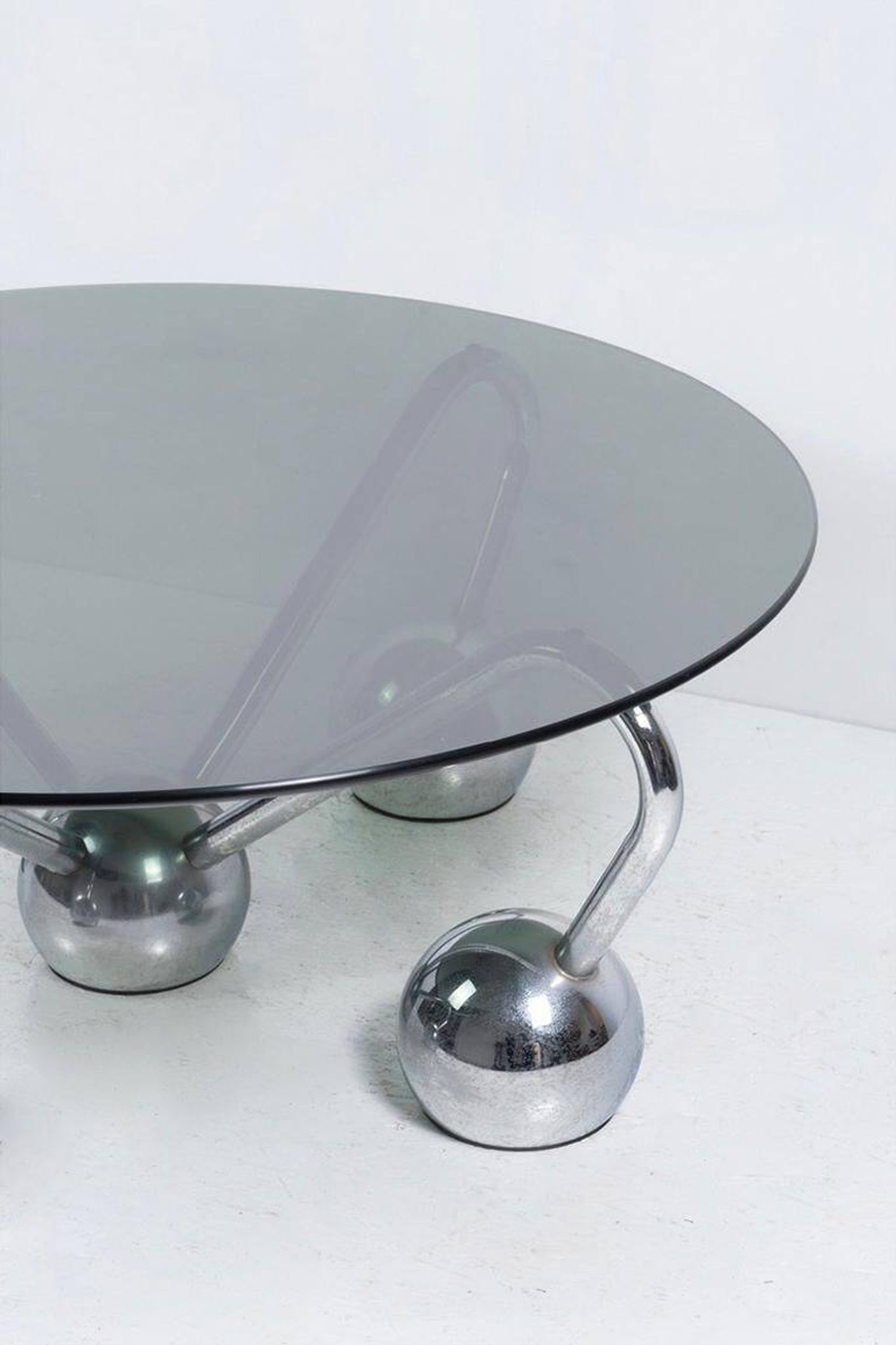 Table basse Sputnik en métal chromé et verre fumé