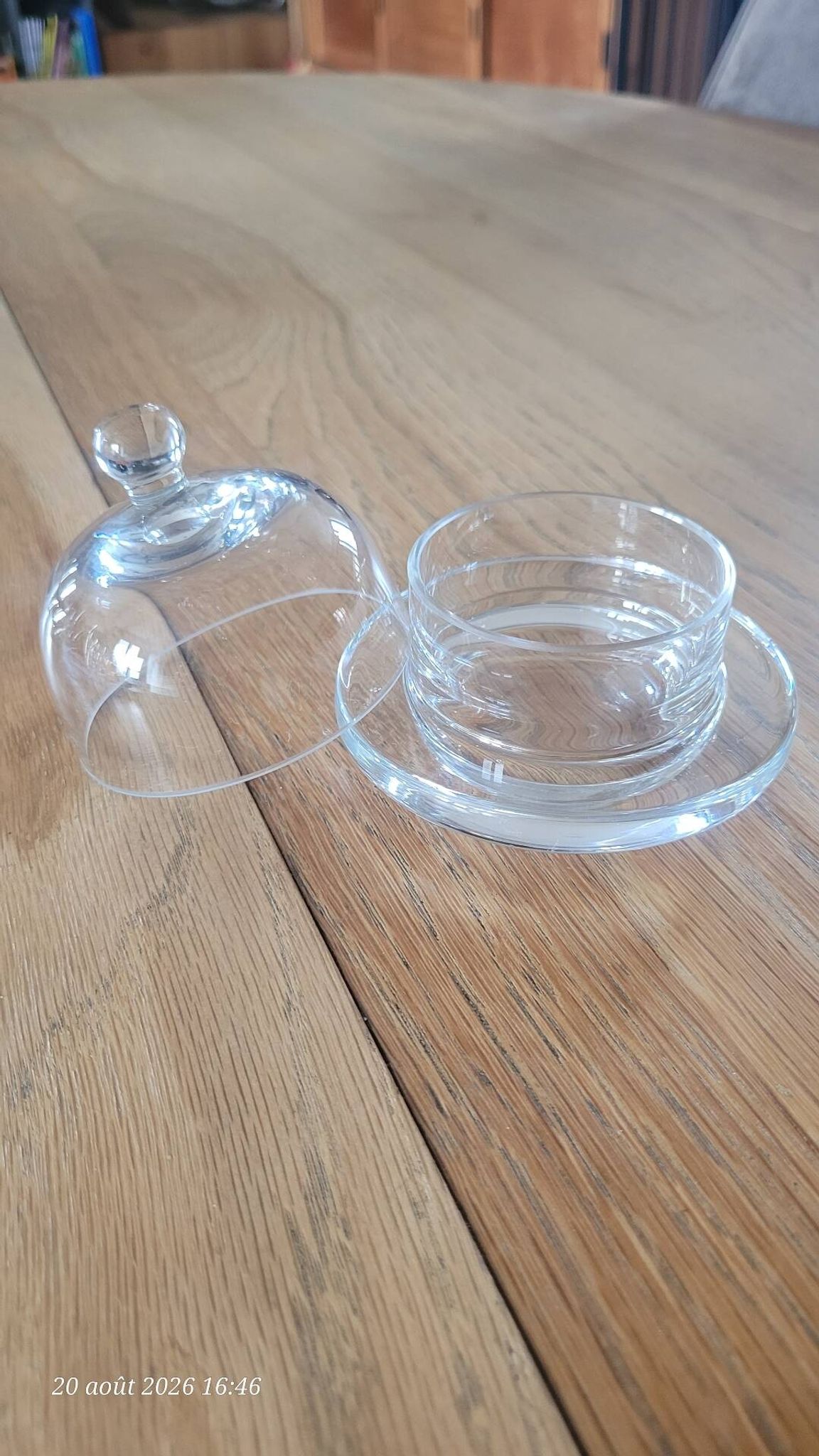 Beurrier en verre transparent,  avec cloche