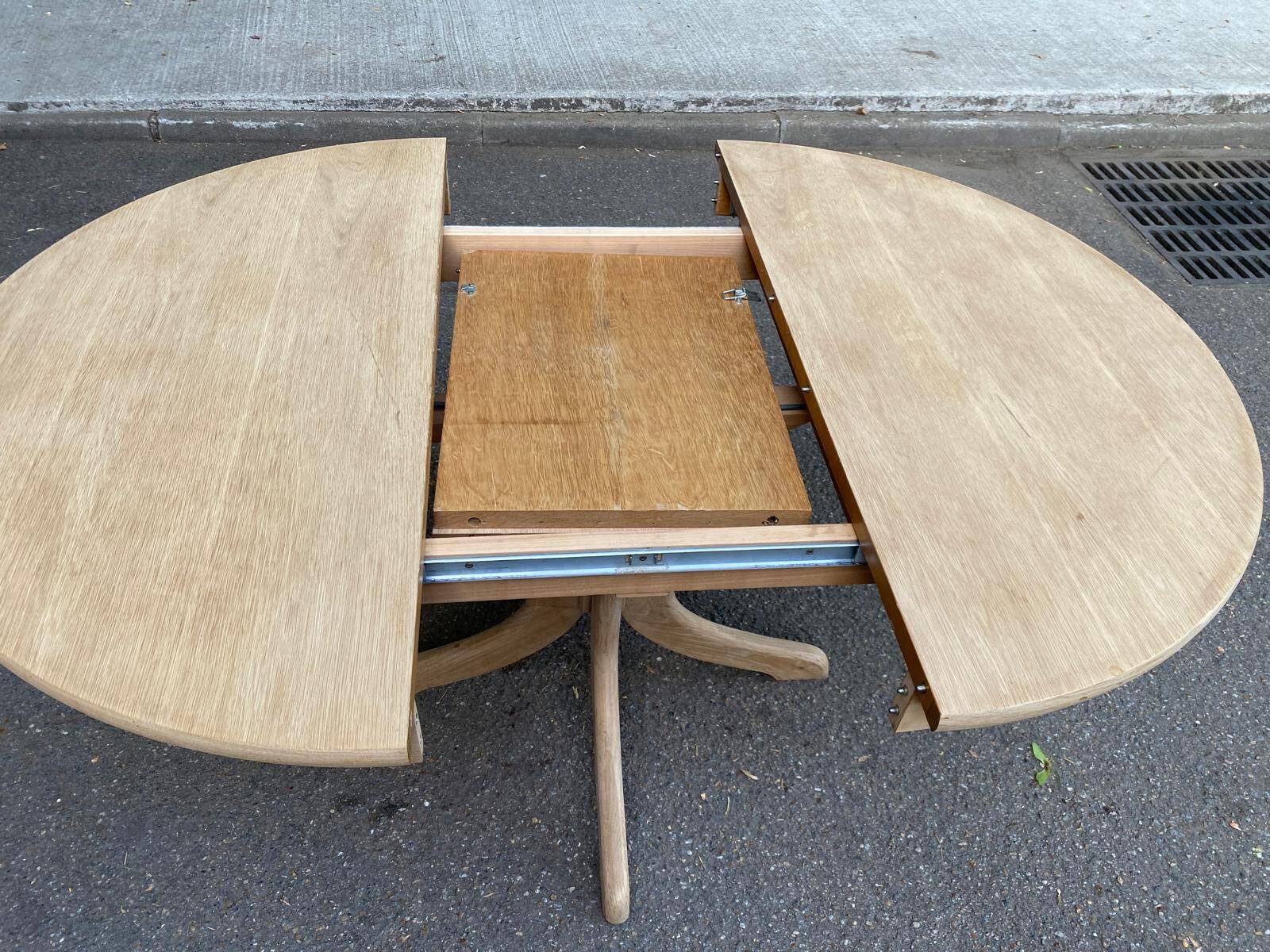 Renovated Scandinavian dining table in solid oak with a central leg from the 1970s.