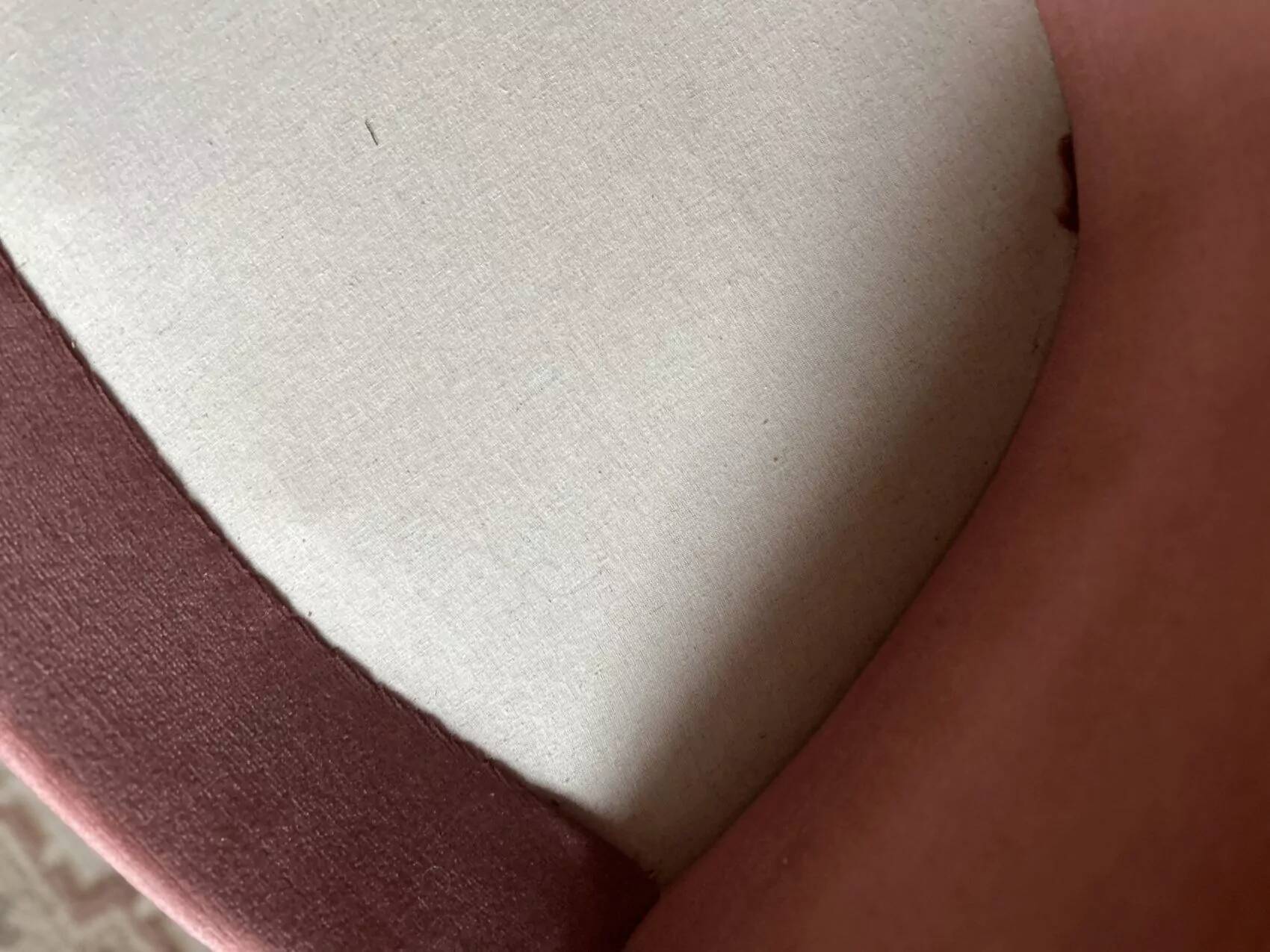 Petit fauteuil Louis XVI en velours vieux rose, assise déhoussable – Chic et confortable