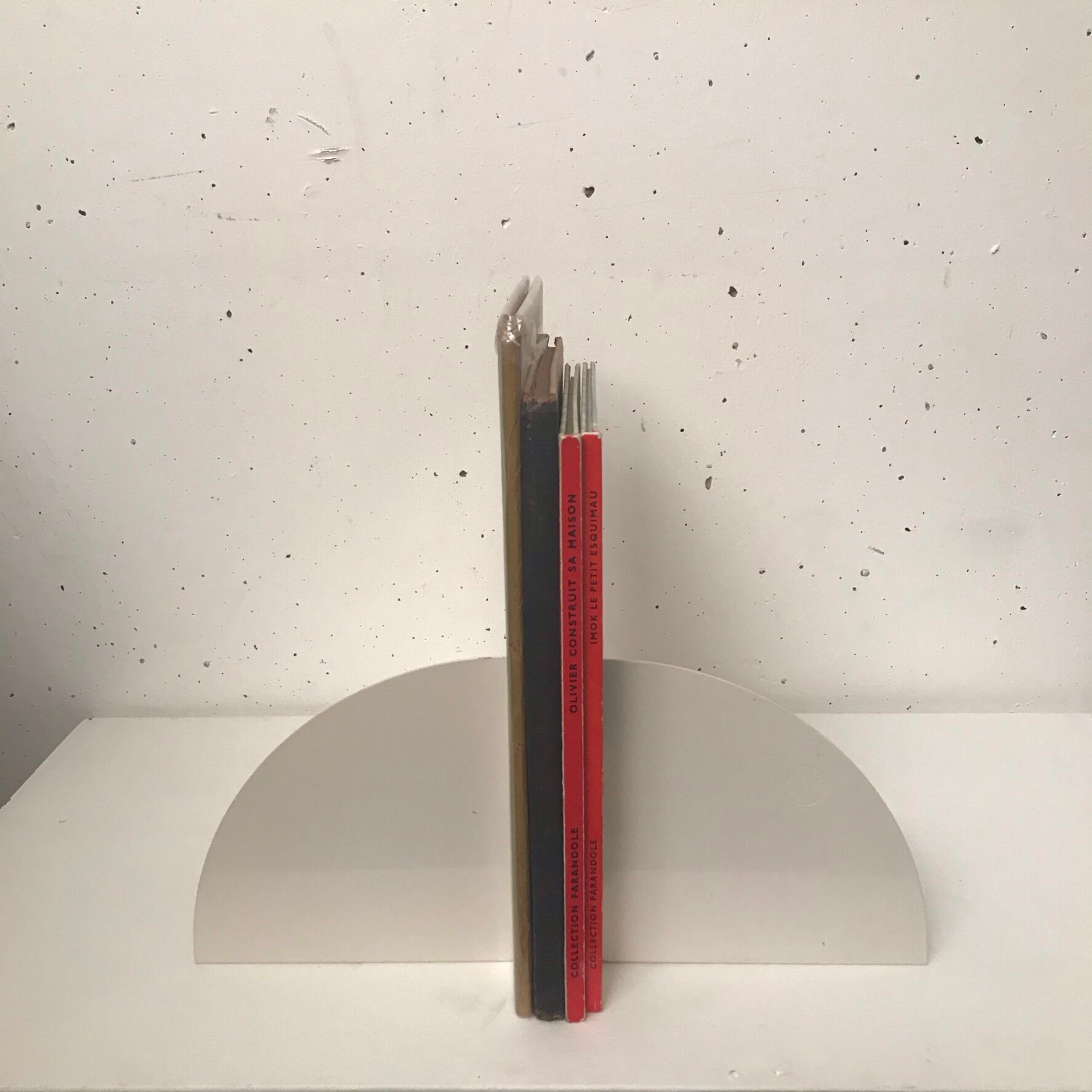 Pair of book clamps Fermalibro 4909 white Stoppino Kartell