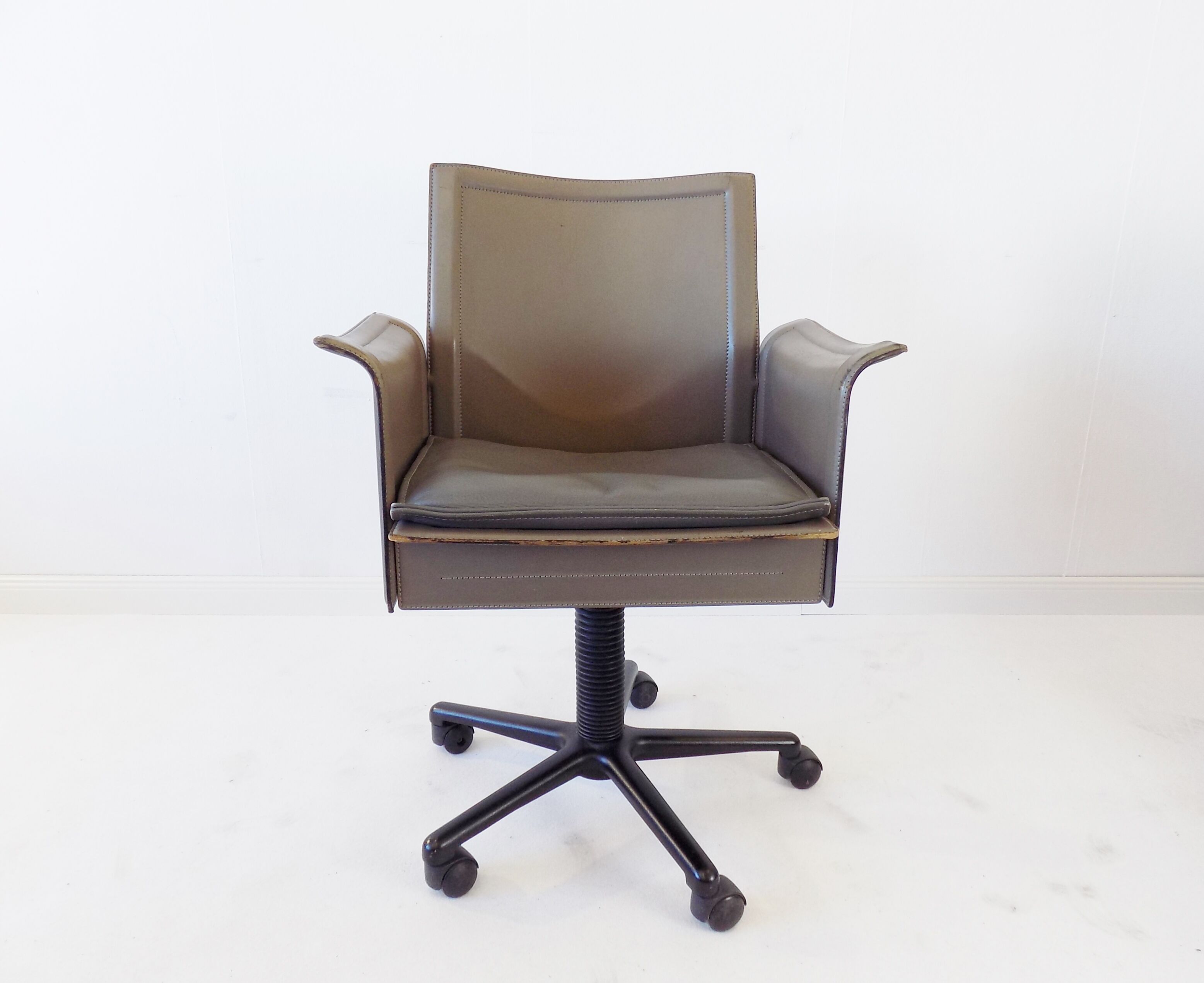 Matteo Grassi Korium leather office chair by Tito Agnoli