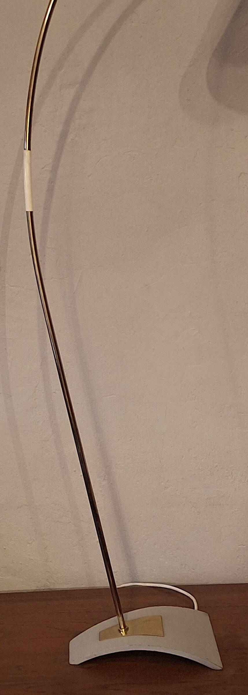 Lampadaire arc du milieu du siècle en laiton et métal perforé, années 1960.