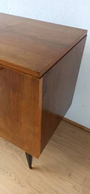 Buffet long moderniste des années 1970.