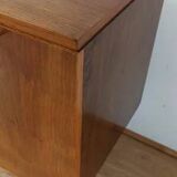 Buffet long moderniste des années 1970.