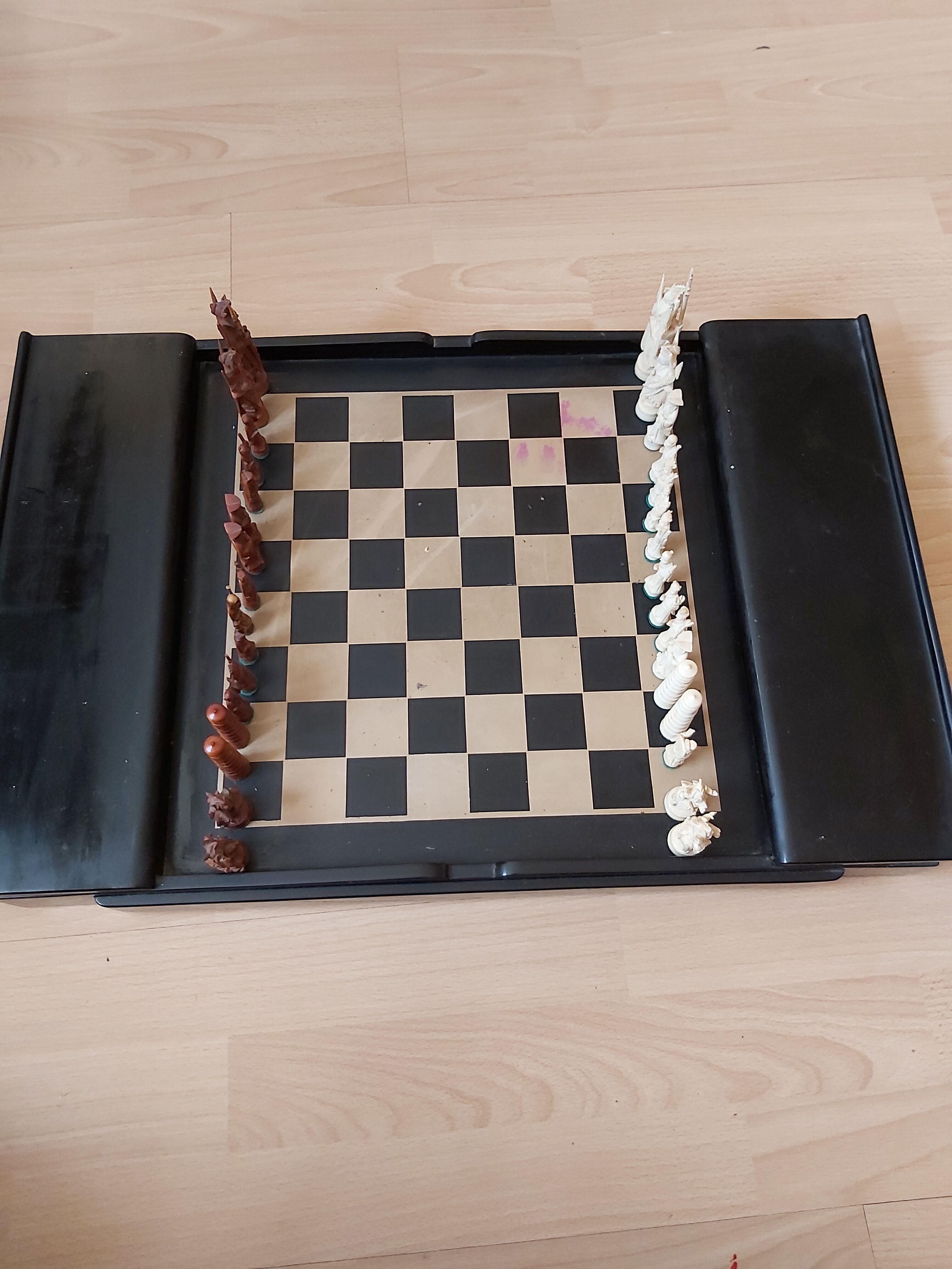 Chess game of the years with black lacquer and ivory board