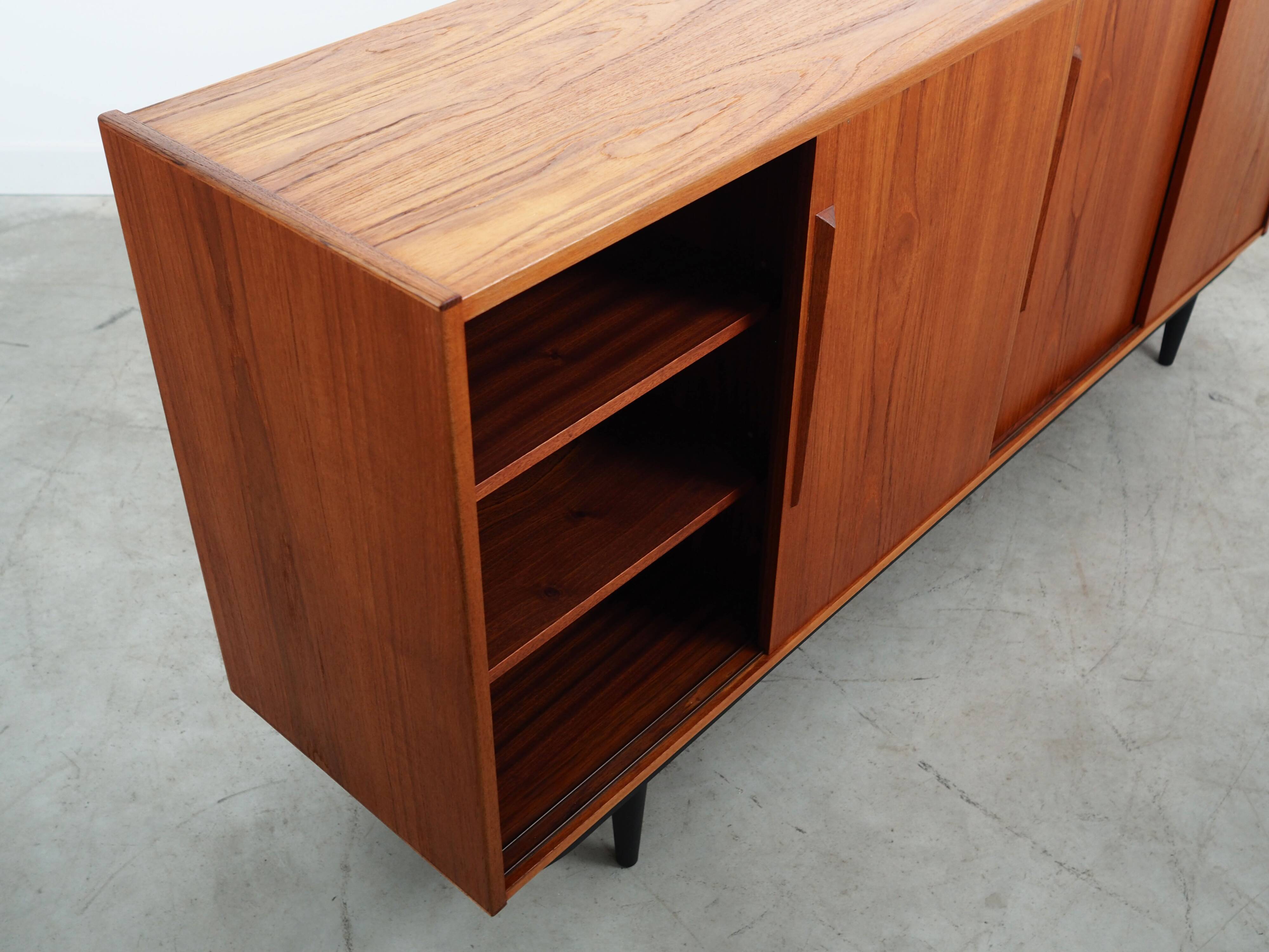 Buffet en teck, design danois, années 1970, production : Danemark