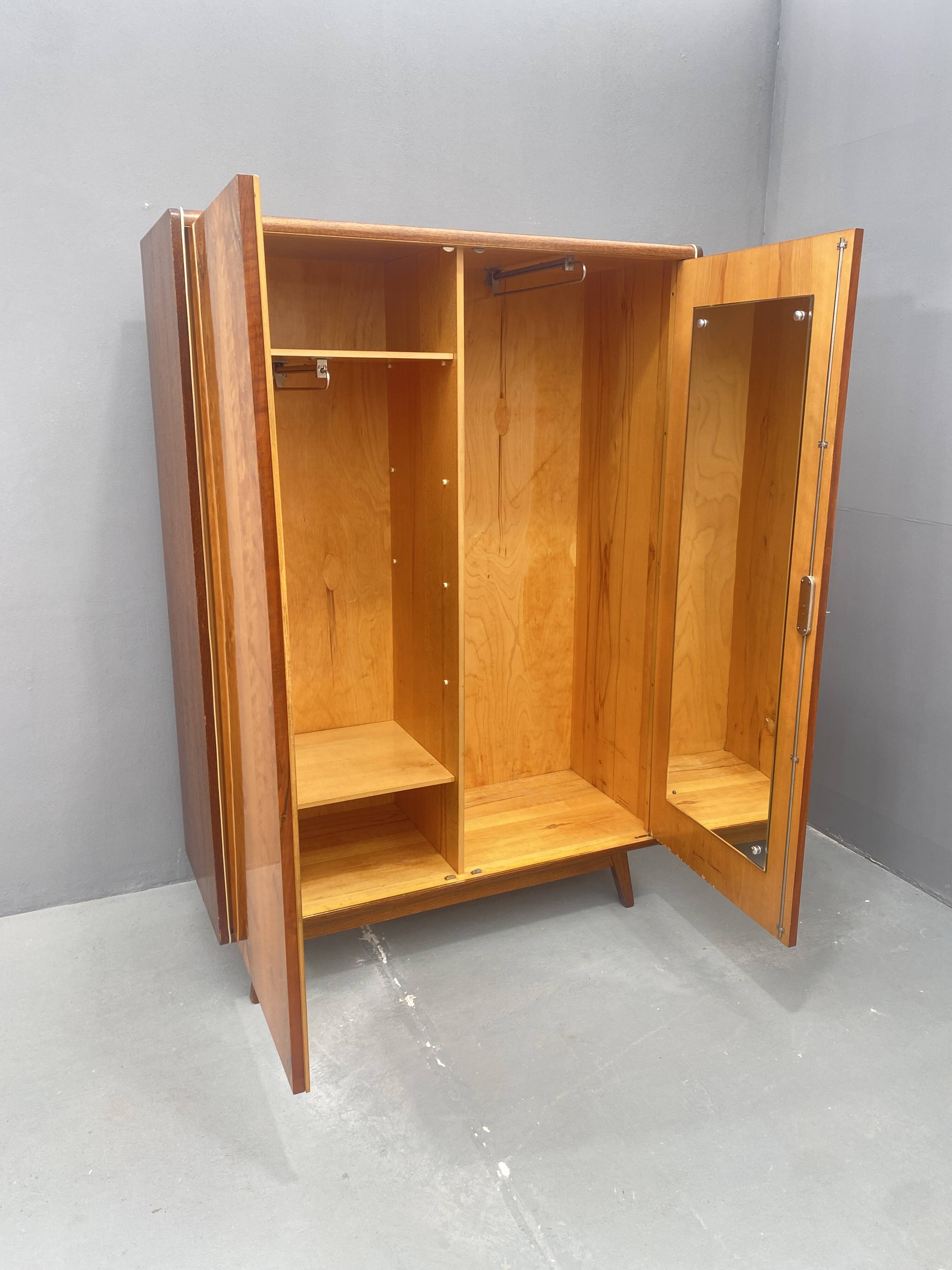 Armoire en noyer de Jitona, années 1970, Tchécoslovaquie
