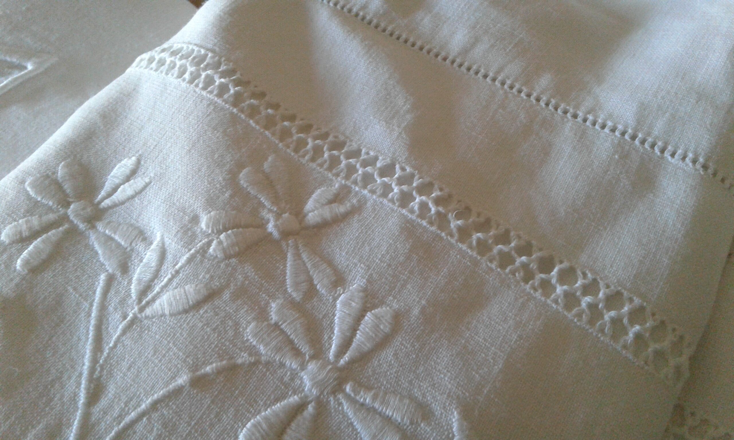 Drap ancien brodé monogramme Cb et fleurs