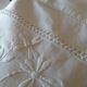 Drap ancien brodé monogramme Cb et fleurs