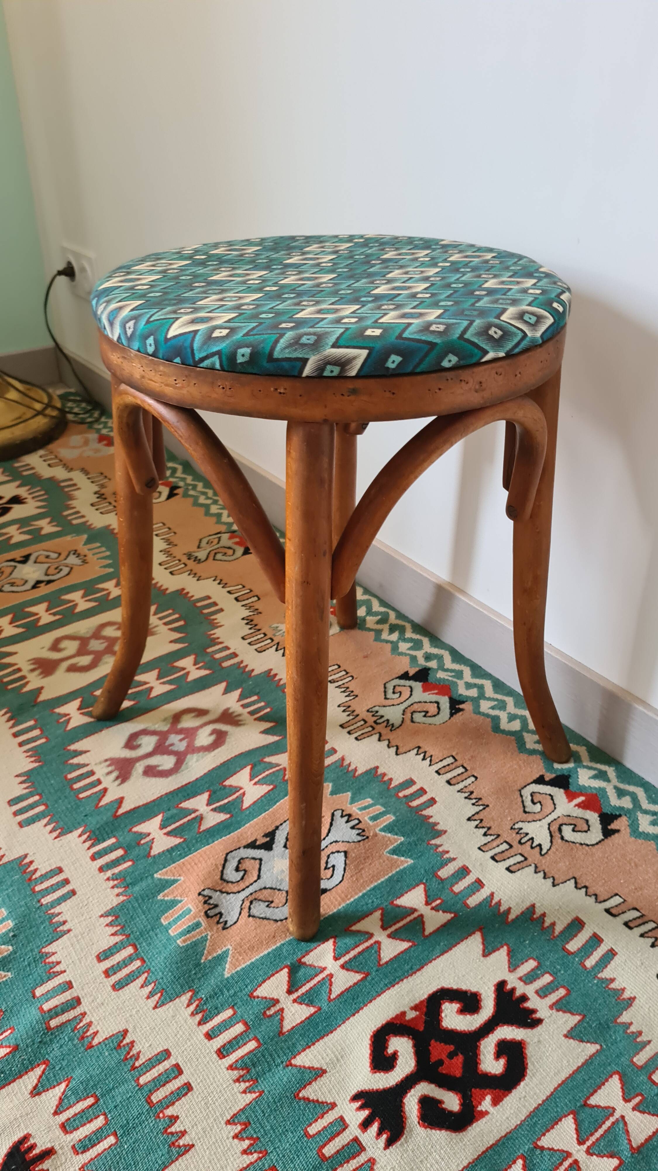 Tabouret en bois courbé vintage – tissu bleu graphique – années 50/60
