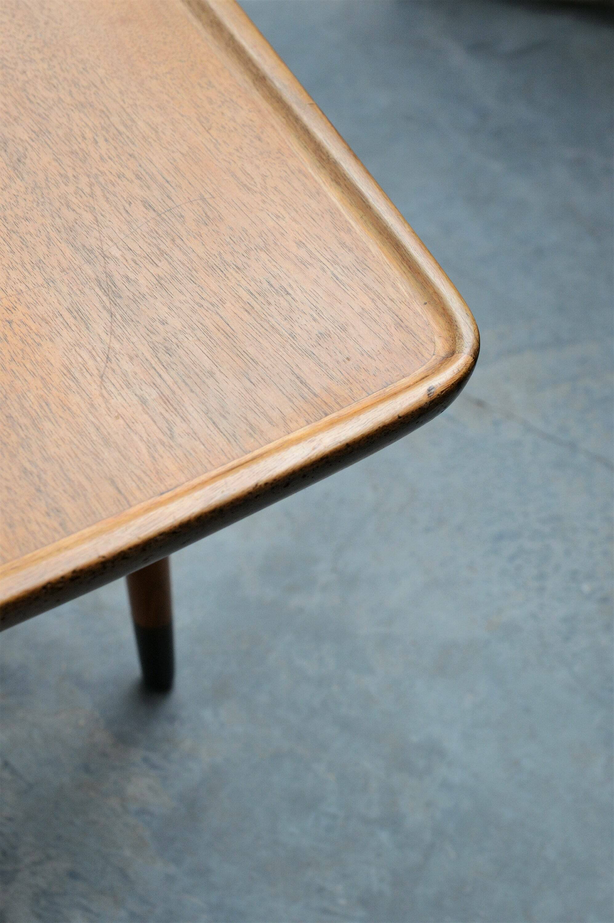 Table basse Anton Kildeberg (attribuée), noyer et laiton, Danemark années 1950-60.