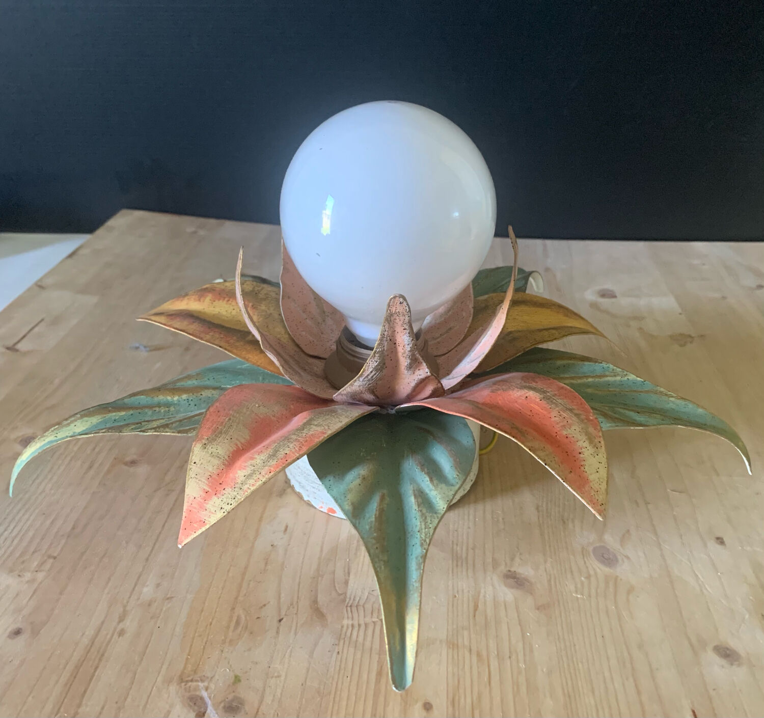 Metal flower wall lamp