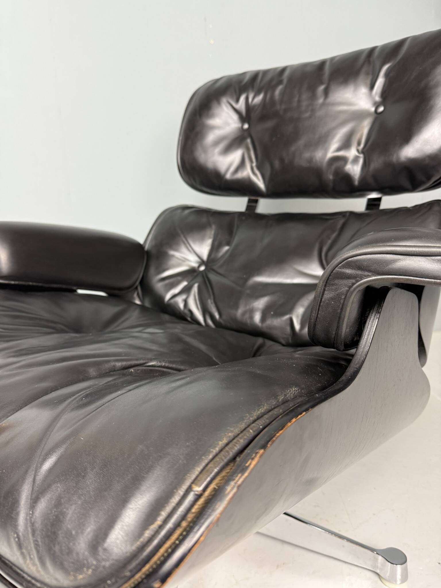 Chaise longue Eames entièrement noire par Herman Miller, années 1970.
