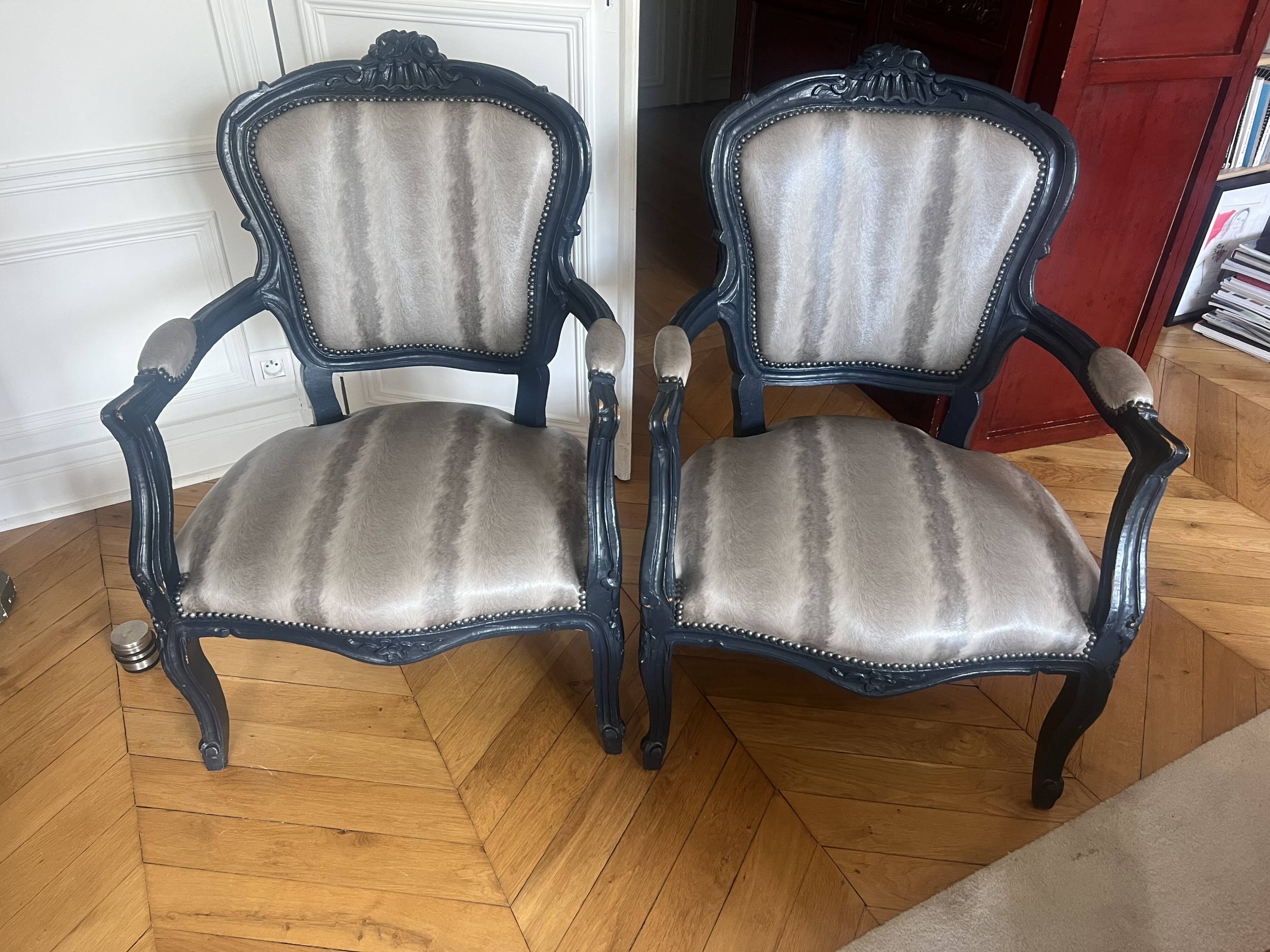 Paire de fauteuils cabriolet Louis XV laqués bleu nuit