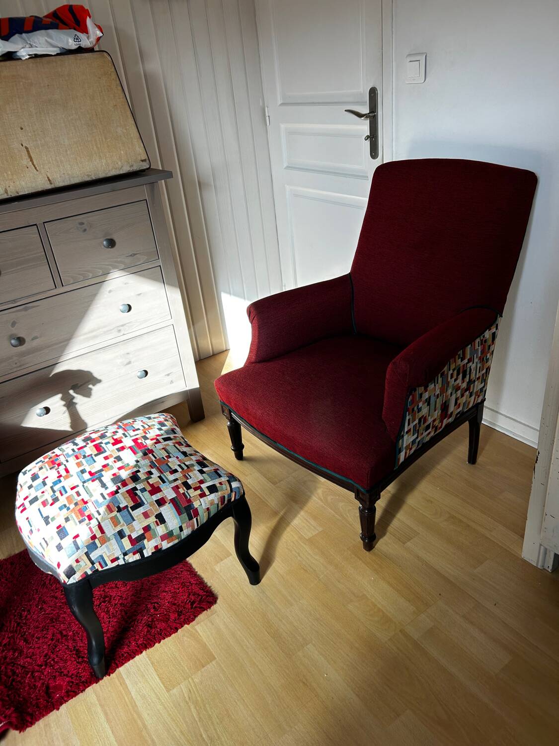 Fauteuil anglais rouge et son repose pied