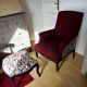 Fauteuil anglais rouge et son repose pied