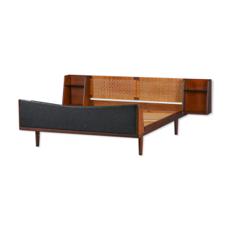 Lit double danois en teck du milieu du siècle avec tête de lit en rotin par Hans Wegner pour Getama
