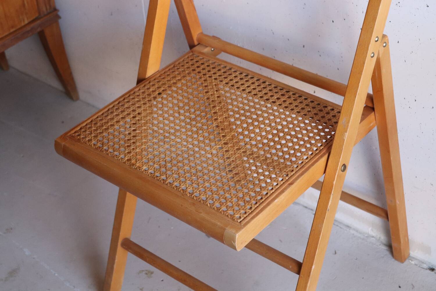 Set of 5 vintage folding chairs in beech and cane – Italy, 1970s