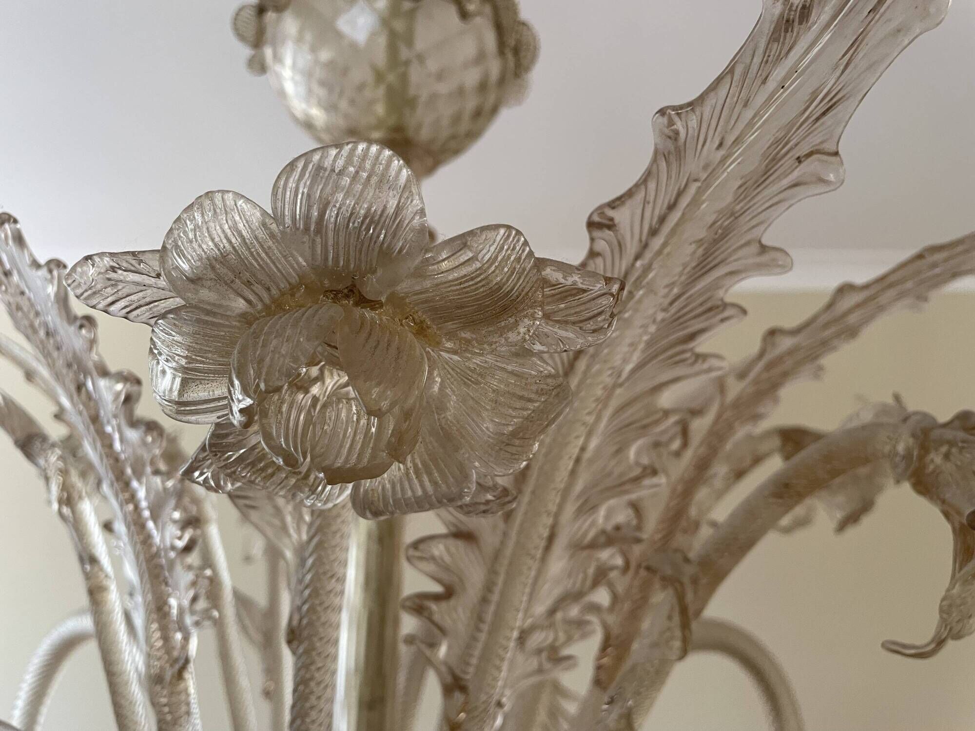 Vintage Venetian chandelier in Murano glass dusted with gold (6 arms)