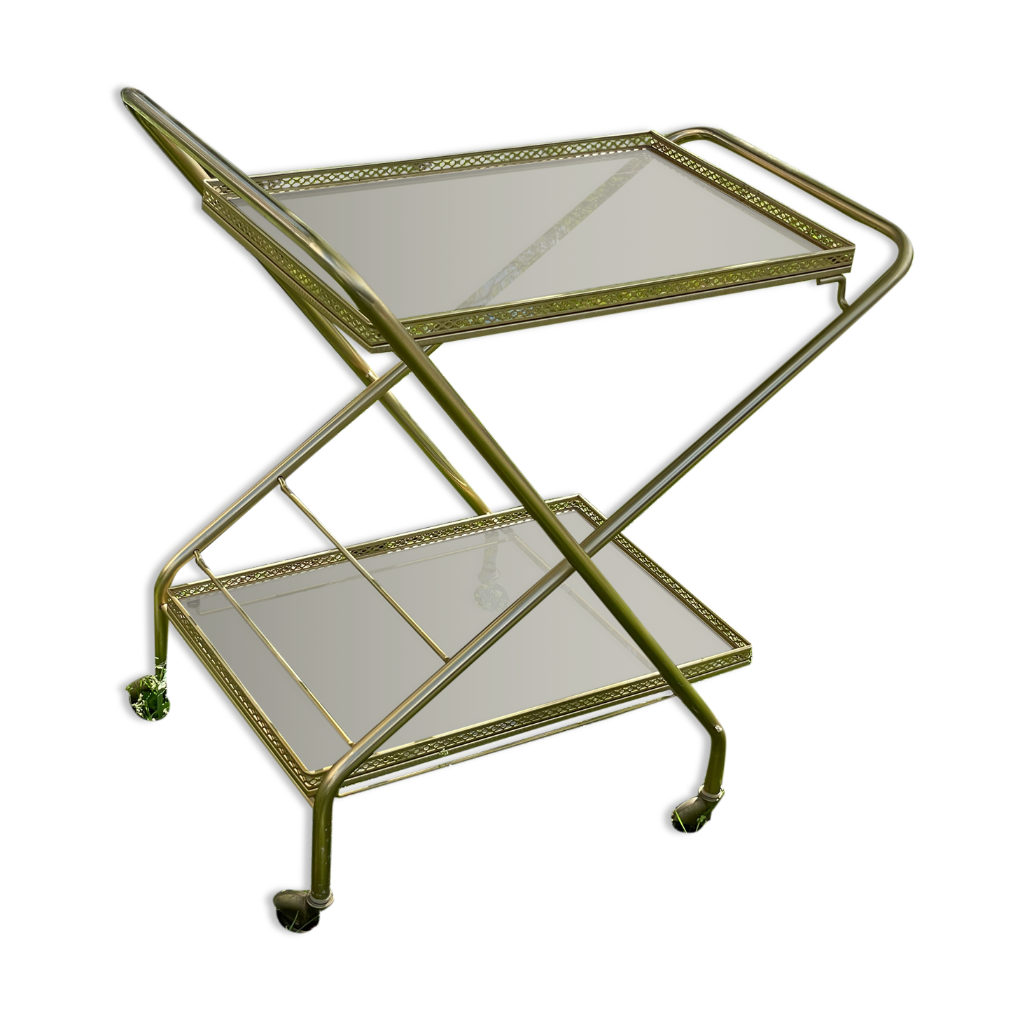 Dessert with gold metal roulette and foldable smoked glass