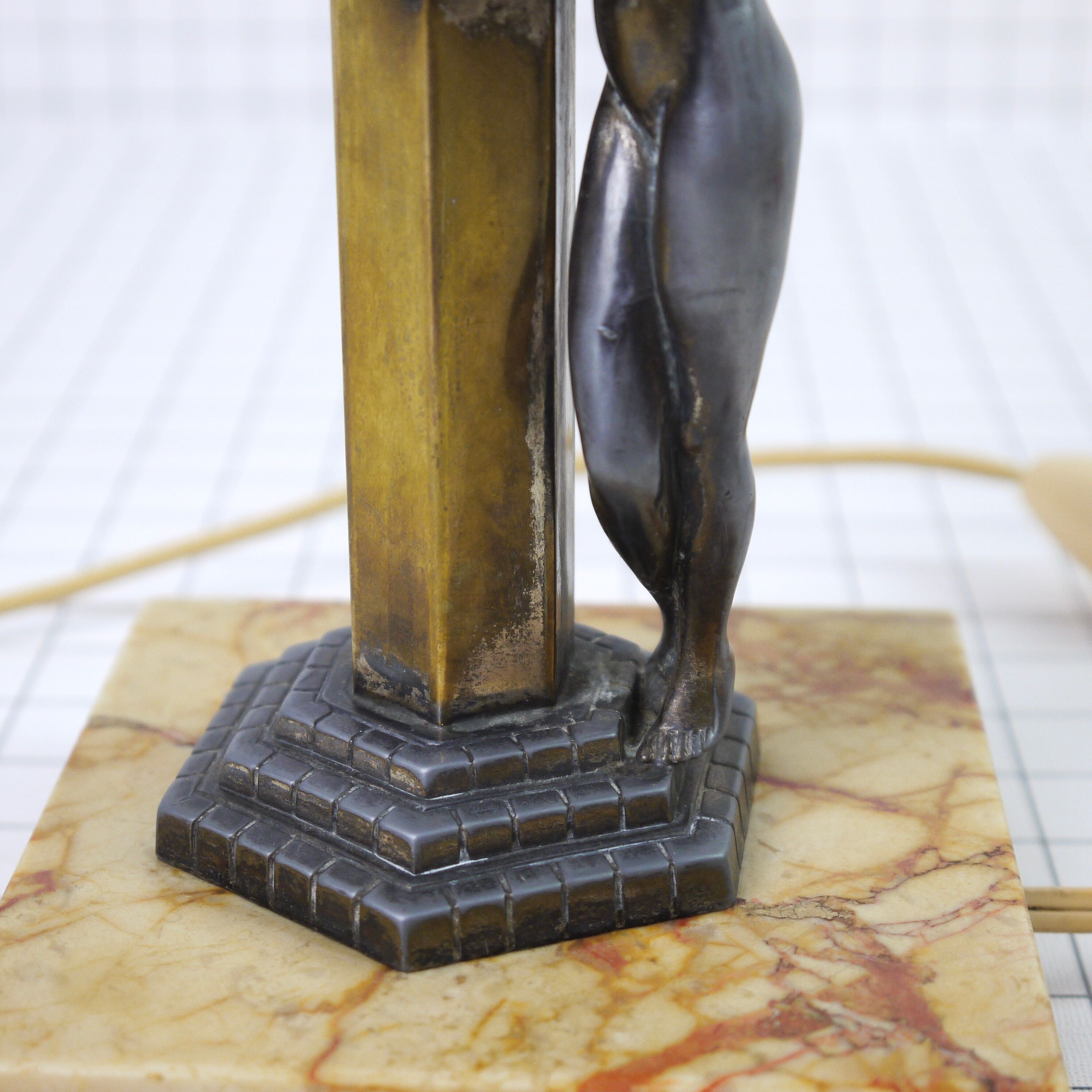 Lampe art déco sculpture de femme